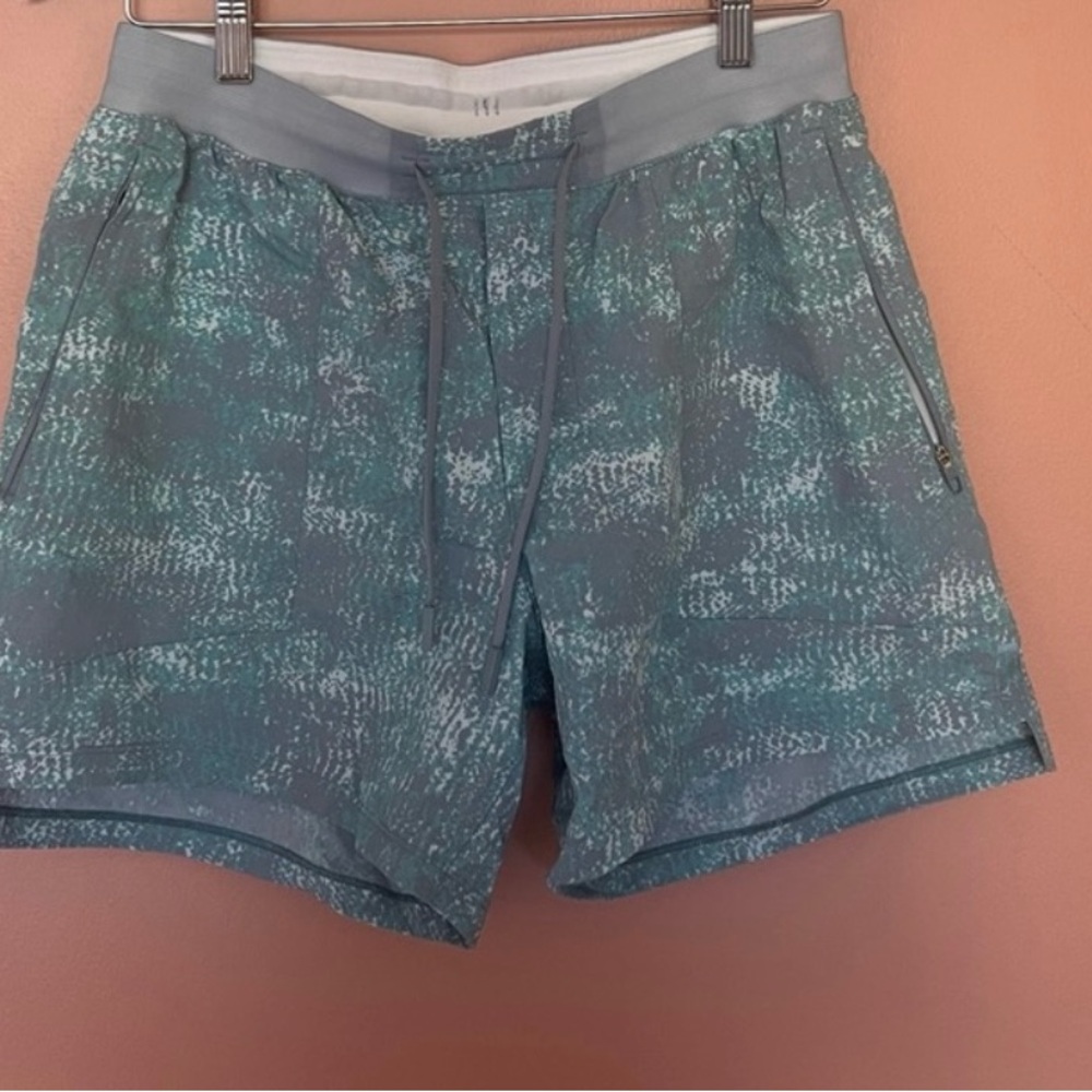 Lululemon license to train 5” blue/grey Camo. Like new!